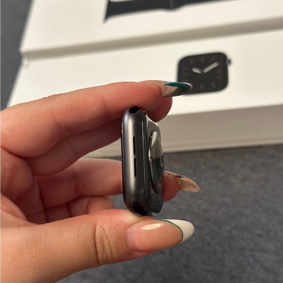 Apple Watch Series 5 w/Box & BNIB Band - Picture 11 of 12